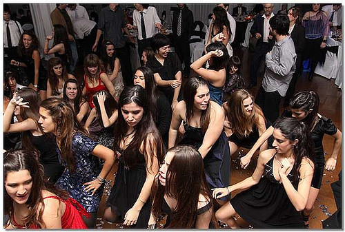 Imaginile zilei.5.000 de oameni danseaza Meneaito in centrul Ploiestiului pentru a stabili un record