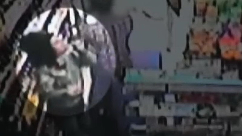 Nu o mai recunoaste nimeni din cauza alcoolului. Poti ghici vedeta ce bea direct de pe raft?