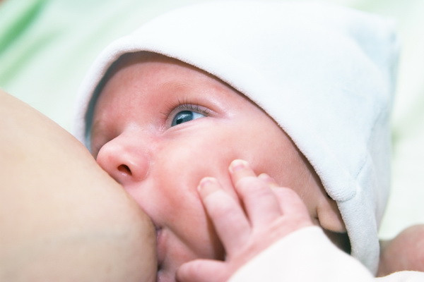 De ce este bine sa iti alaptezi copilul. Descopera 13 beneficii