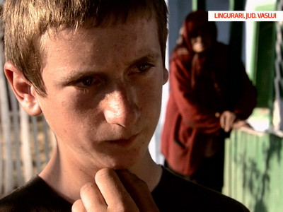 El e Petronel, unul dintre miile de elevi, fortati de parinti sa renunte la scoala, ca sa munceasca