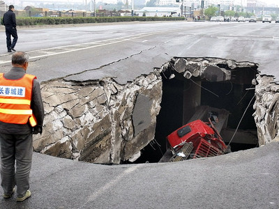 Un camion a disparut in 6 secunde. Tara cu gropi mai mari ca in Romania.