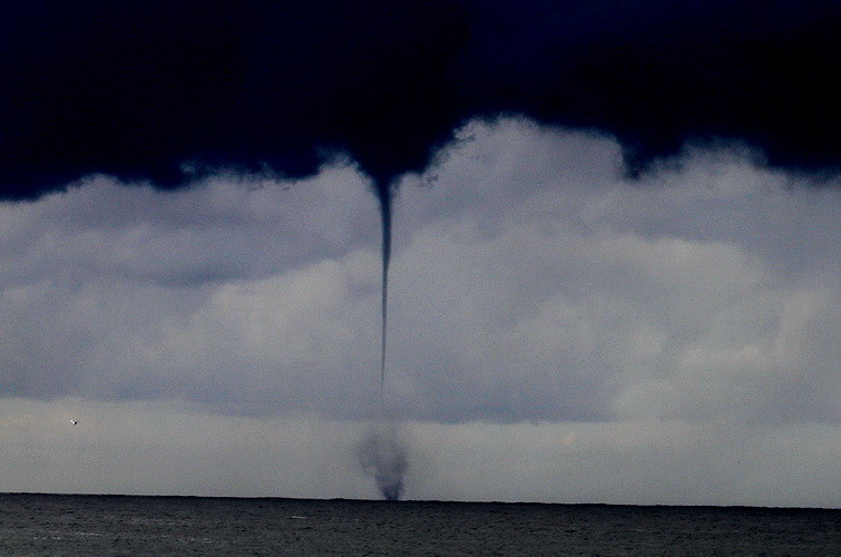 Scena cutremuratoare la CNN. O femeie sta sub o TORNADA, rugandu-se sa scape cu viata. VIDEO