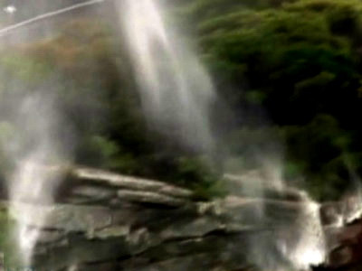 Cascadele zburatoare de langa Sidney. Apa curge in cer. VIDEO