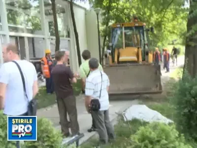 VIDEO: 400.000 de euro luati cu excavatorul. Terasa de fite Elements a fost demolata fortat