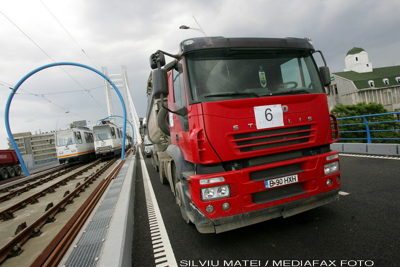 Spectacolul megastructurii. Cum se intinde si se inclina Pasajul Basarab sub 1.500 de tone de masini