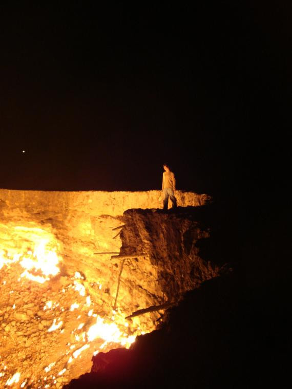 "S-a deschis Poarta Iadului pe Pamant". Un crater care arde de 40 de ani fara incetare VIDEO