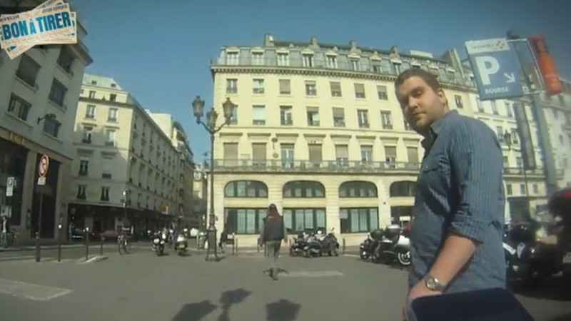 VIDEO: Experiment cu camera ascunsa ... in sani. Cum reactioneaza barbatii cand vad un bust frumos