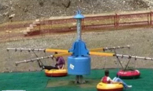 VIDEO: In Busteni, te poti da o jumatate de kilometru cu sania cu 40 de km/h