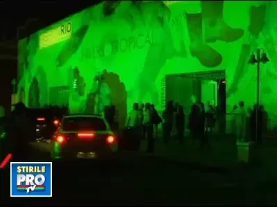 Se poarta costumele de baie care lasa putin imaginatiei. Imagini de la Saptamana Modei de la Rio