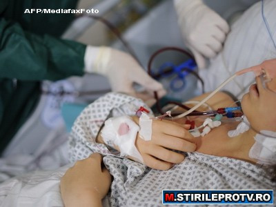 Batut cu un topor si o sapa de 4 huligani pentru ca nu a vrut sa le dea bani