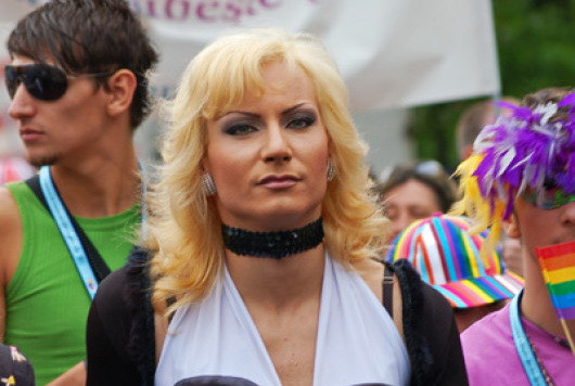 Marsul Diversitatii in Capitala. Participanti imbracati in rochii de seara cu pene