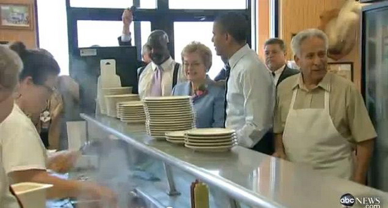 VIDEO: Pana si cel mai puternic om al lumii isi ia un hot dog cu "de toate"