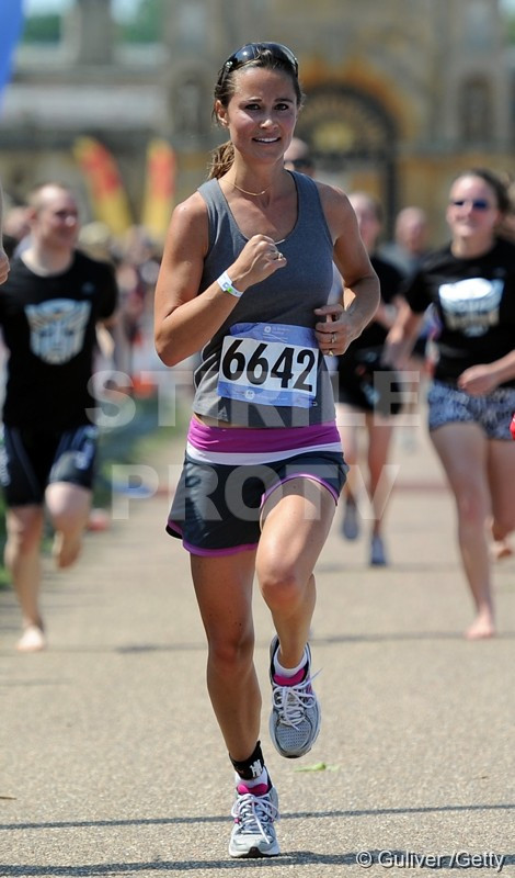 Pippa Middleton, la alergat cu ochelari de soare Bvlgari in valoare de 270 de lire sterline. FOTO