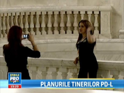 VIDEO: Tocuri, fuste scurte si ambitii mari. Tinerele PDL si-au facut poze de Facebook in Parlament