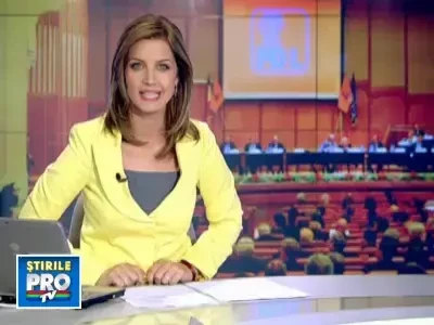 VIDEO: Tocuri, fuste scurte si ambitii mari. Tinerele PDL si-au facut poze de Facebook in Parlament