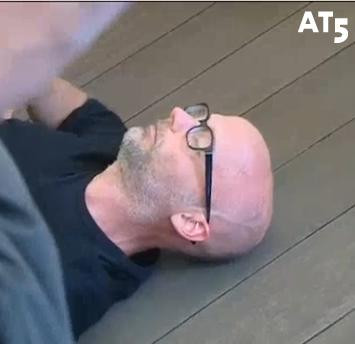 VIDEO. Momentul in care Moby se prabuseste pe scena, electrocutat la un concert din Amsterdam