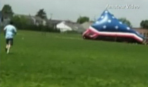 VICEO. Au zurat cu un tobogan gonflabil care a aterizat peste o gramada de copii