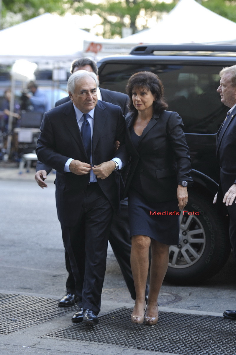 DSK, sprijinit de sotie la procesul in care e acuzat de tentativa de viol