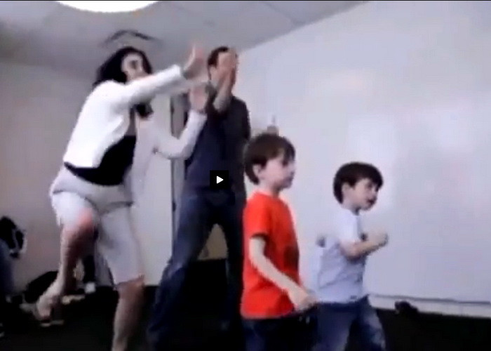 Cascadorii rasului. Cum arata o intreaga familie care se joaca pe Kinect. VIDEO