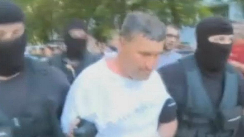 In bloc cu dusmanul.Un barbat, arestat pentru ca si-a batut vecina pana la moarte si apoi a jefuit-o