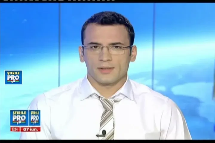 Mirosul a fugarit turistii de pe litoral. Cum culeg algele angajatii Apelor Romane, de ochii lumii