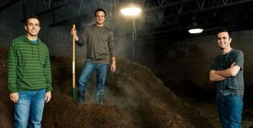 Cum produci din deseuri, comori. Povestea celor trei studenti care cumpara „mizerie” si fac bani