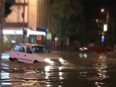 Noapte neagra in vestul tarii: bulevarde inundate, masini distruse, acoperisuri smulse de vijelii