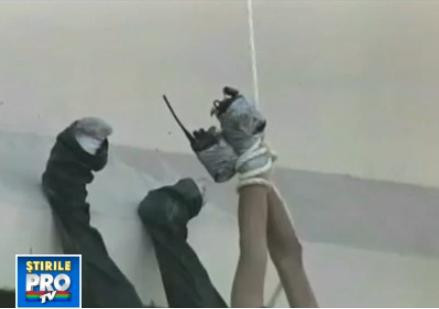 IMAGINI SOCANTE. Pedeapsa a traficantilor de droguri in Mexic: tineri torturati si agatati de un pod