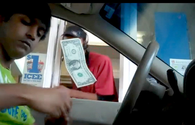 Inexplicabil. Face o bancnota de un dolar sa leviteze de 10 ori la rand. VIDEO