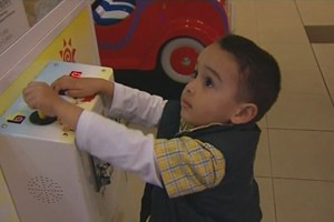 VIDEO. Cea mai tare operatiune de salvare. Un copil, prins intr-un tonomat cu jucarii