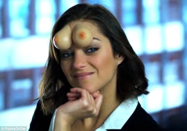 Solutia pentru ca un barbat sa te priveasca in ochi si nu in decolteu. A gasit-o o actrita. VIDEO