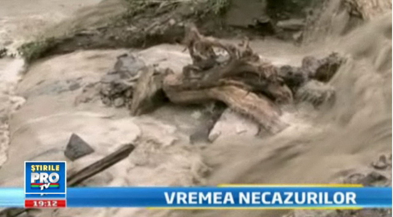 "N-am vazut asa ceva niciodata". Ce spun oamenii pe care viitura i-a luat direct din restaurant