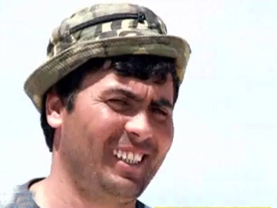 Vrea sa-si faca prietena, dar nu gaseste pe nimeni. Toate blondele de casa sa apeleze la el. VIDEO