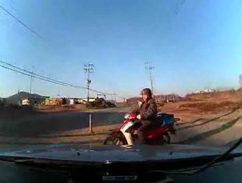 Accidentul care iti va da fiori! VEZI ce vede soferul care ia pe parbriz un motociclist. VIDEO