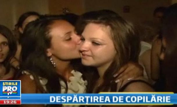 Rauri de lacrimi si de sampanie la banchet. Elevii de gimnaziu s-au despartit de copilarie