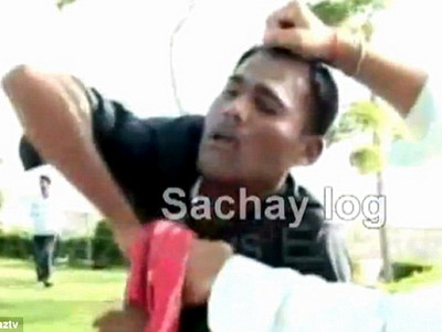 Impuscat ca un caine de un soldat. VIDEO socant cu un pakistanez care implora pentru viata sa