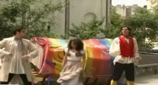 Bucurestiul de Rusalii: statui vii, hohote de ras si petreceri pana tarziu in noapte