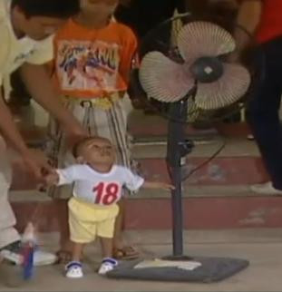 “Am baut bere pentru prima data si vreau o sotie frumoasa”. Cel mai mic om din lume, la 18 ani.VIDEO