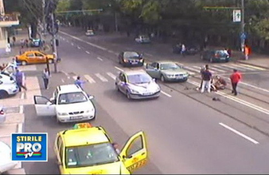 VIDEO. Batrana aruncata in aer pe trecere de o masina care ducea mireasa la nunta a murit