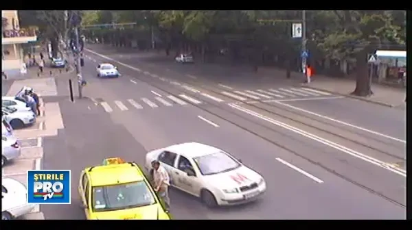 VIDEO. In drum spre sedinta foto, masina in care era o mireasa, a lovit pe trecere o batrana