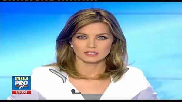 VIDEO INCREDIBIL. Batrana aruncata in aer pe trecere de o masina care ducea mireasa la nunta