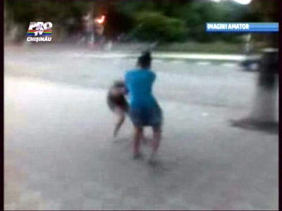 VIDEO. Bataie intre fete. O tanara este doborata cu lovituri de picior, apoi e dezbracata pe strada