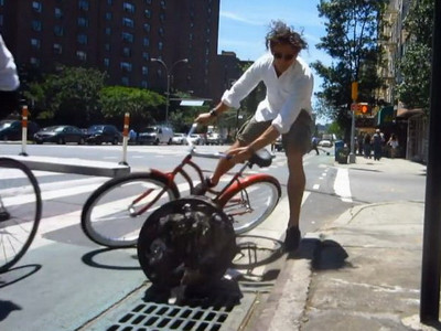VIDEO. Cea mai violenta demonstratie. S-a incapatanat sa circule cu bicicleta pe pista. Ce a patit