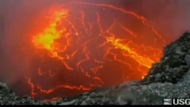 VIDEO Spectacol incandescent. Lava unui vulcan din Hawaii se revarsa intr-un lac