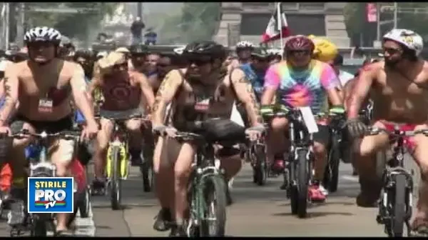 Sute de biciclisti din Mexic au circulat in pielea goala, in semn de protest