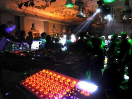 Weekend in club: Facebook Party, Guess Who si o multime de surprize