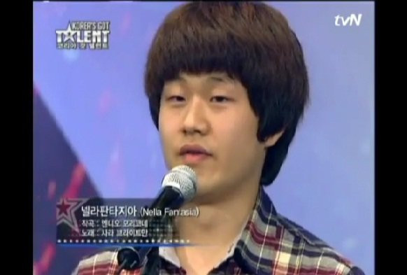 VIDEO. 10 ani a dormit pe scarile unei toalete publice, acum a devenit vocea de aur a Coreei