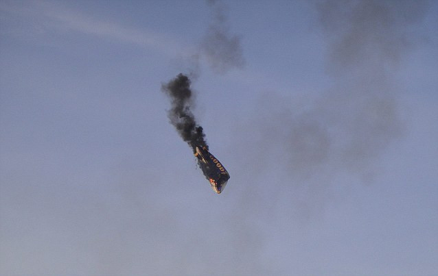 Imaginile zilei. Trei oameni au sarit disperati dintr-un avion in flacari care se prabusea