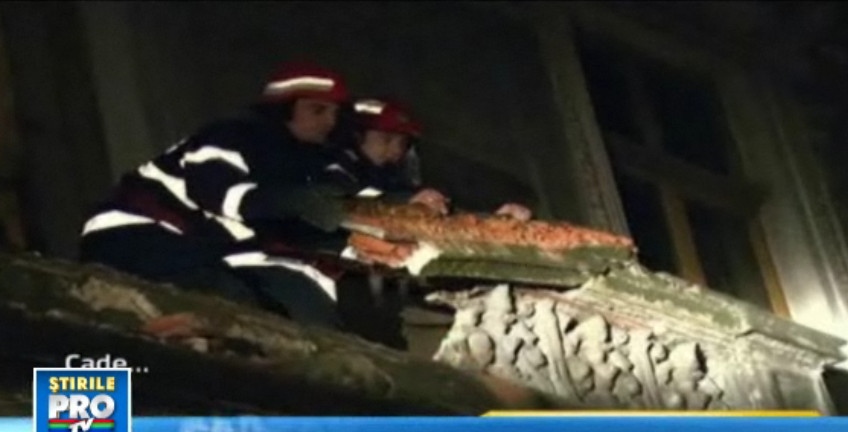 Cladirile vechi,pericol de moarte pentru trecatori. Bucati dintr-un balcon s-au prabusit in Capitala