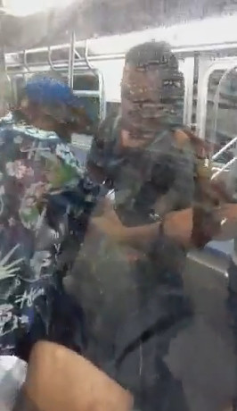 Metroul, transformat in ring de box pentru un loc liber. VIDEO